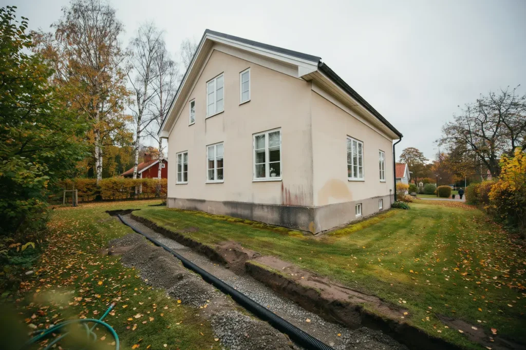 husdr nering runt villan tecken p att marken leder fukt fel och hur du f rebygger skador